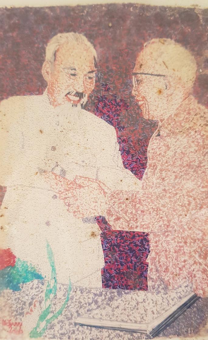 Bức tranh “Bác Hồ với Bác Tôn” bằng dây điện được họa sĩ và vợ cắt từng đoạn dây điện thừa rồi ghép lại. Bức tranh “Bác Hồ với Bác Tôn” bằng dây điện được họa sĩ và vợ cắt từng đoạn dây điện thừa rồi ghép lại.