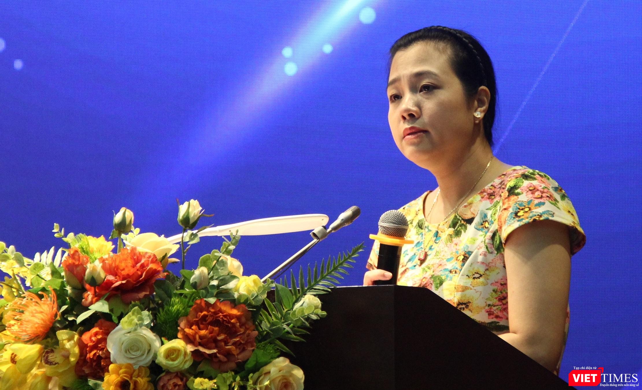 Bà Trần Thị Quốc Hiền – Phó Cục trưởng Cục Tin học hoá. Bà Trần Thị Quốc Hiền – Phó Cục trưởng Cục Tin học hoá.