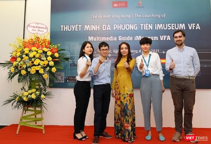Đại diện nhóm dự án iMuseum VFA trong lễ ra mắt ứng dụng tại Bảo tàng Mỹ thuật Việt Nam. Đại diện nhóm dự án iMuseum VFA trong lễ ra mắt ứng dụng tại Bảo tàng Mỹ thuật Việt Nam.