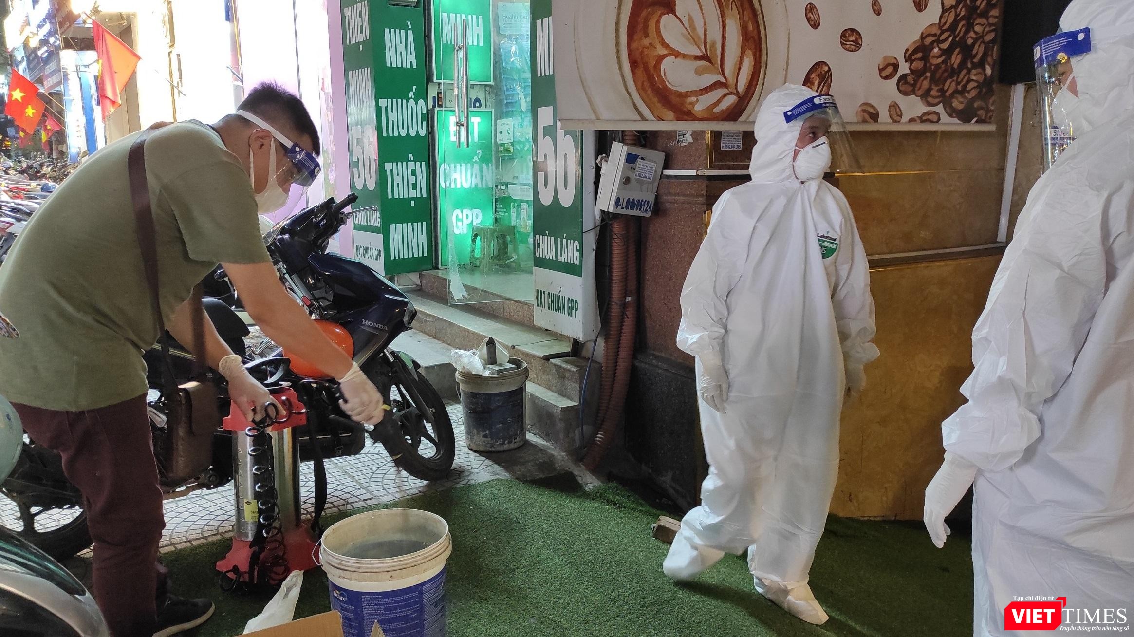 Cán bộ chống dịch pha dung dịch khử khuẩn...