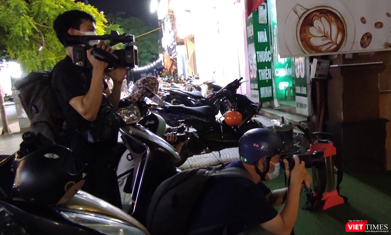 Một số phóng viên báo chí tới tác nghiệp mặc dù đã tối muộn.