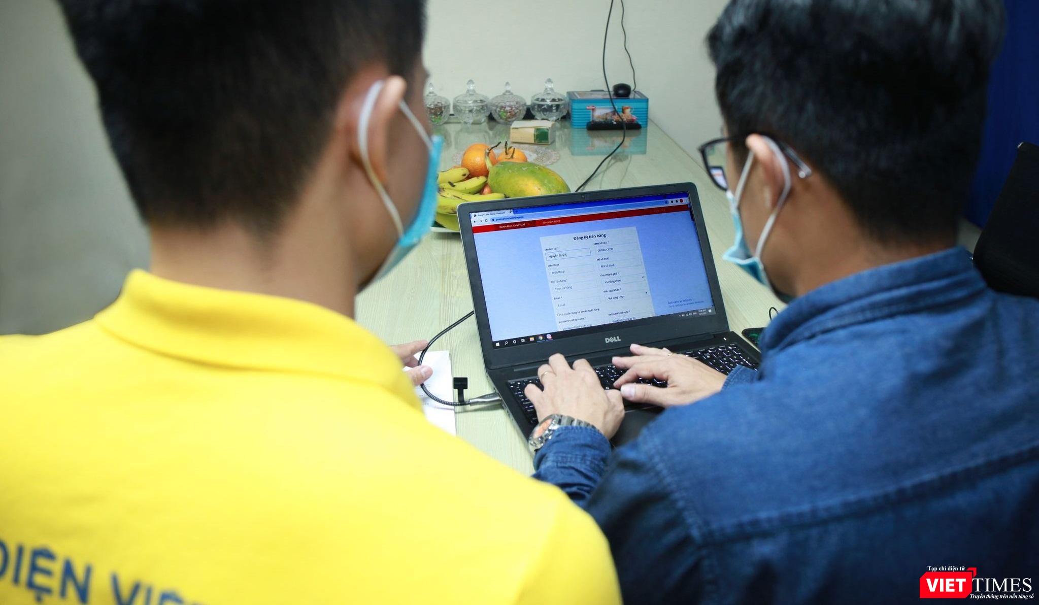 Cán bộ kỹ thuật hỗ trợ nông dân đưa nông sản lên sàn.