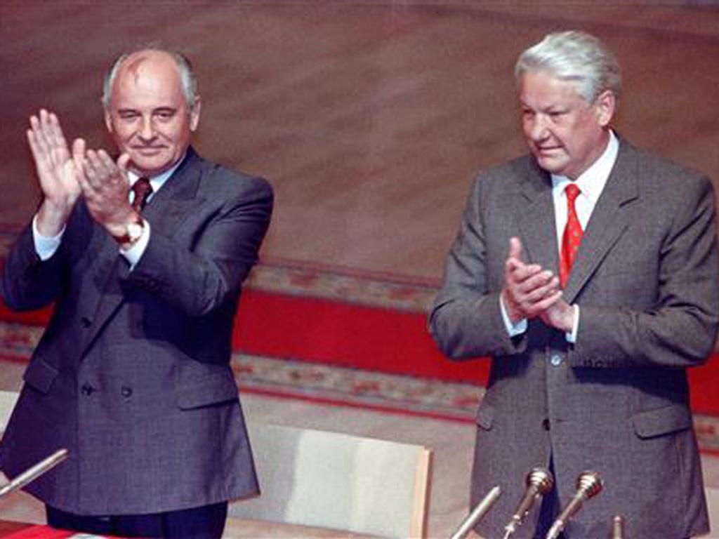 Tổng thống Nga Boris Yeltsin (phải) và Tổng thống Liên Xô Mikhail Gorbachev tại cuộc họp Xô viết tối cao Liên bang Nga ngày 23.8.1991 (Ảnh: Reuters) Tổng thống Nga Boris Yeltsin (phải) và Tổng thống Liên Xô Mikhail Gorbachev tại cuộc họp Xô viết tối cao Liên bang Nga ngày 23.8.1991 (Ảnh: Reuters)