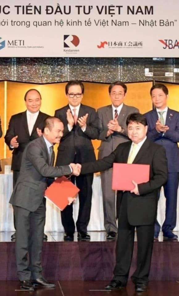 Anh Hà Huy Thanh (trái) tại lễ ký kết hợp tác với đối tác Nhật Bản. Anh Hà Huy Thanh (trái) tại lễ ký kết hợp tác với đối tác Nhật Bản.