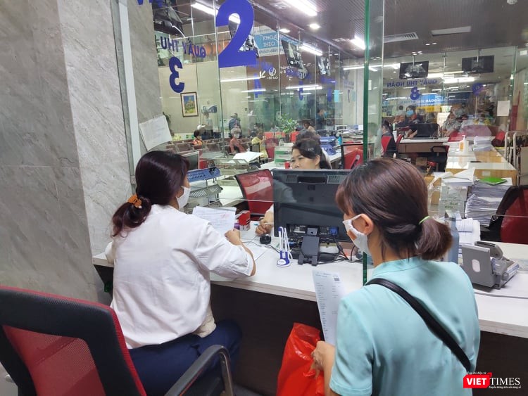 Người dân chờ thanh toán viện phí (Ảnh - Minh Thuý) Người dân chờ thanh toán viện phí (Ảnh - Minh Thuý)