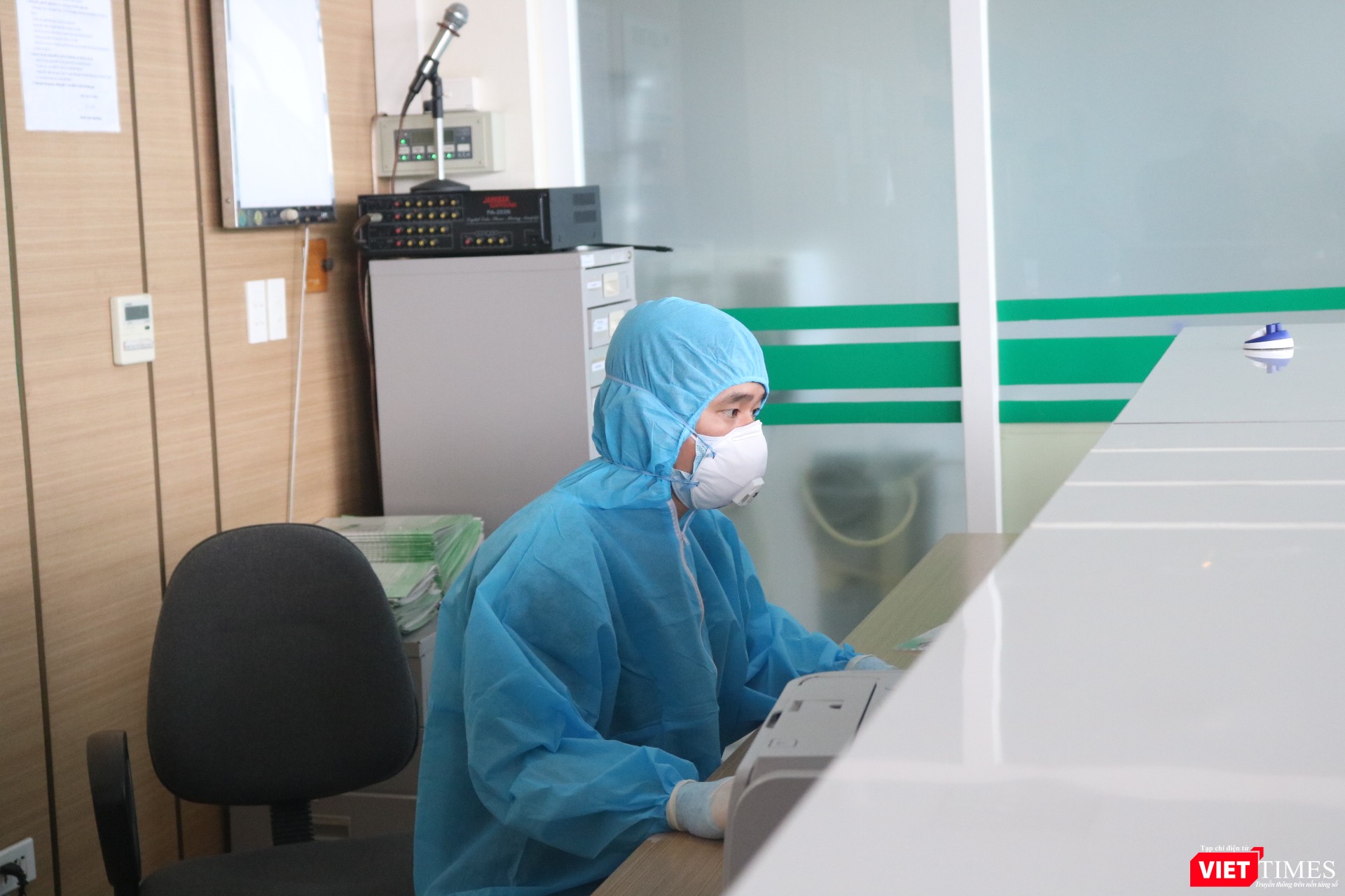 Các bác sĩ ở Bệnh viện Bệnh Nhiệt đới Trung ương cơ sở 2 luôn sẵn sàng cấp cứu, điều trị cho bệnh nhân (Ảnh - Minh Thuý)