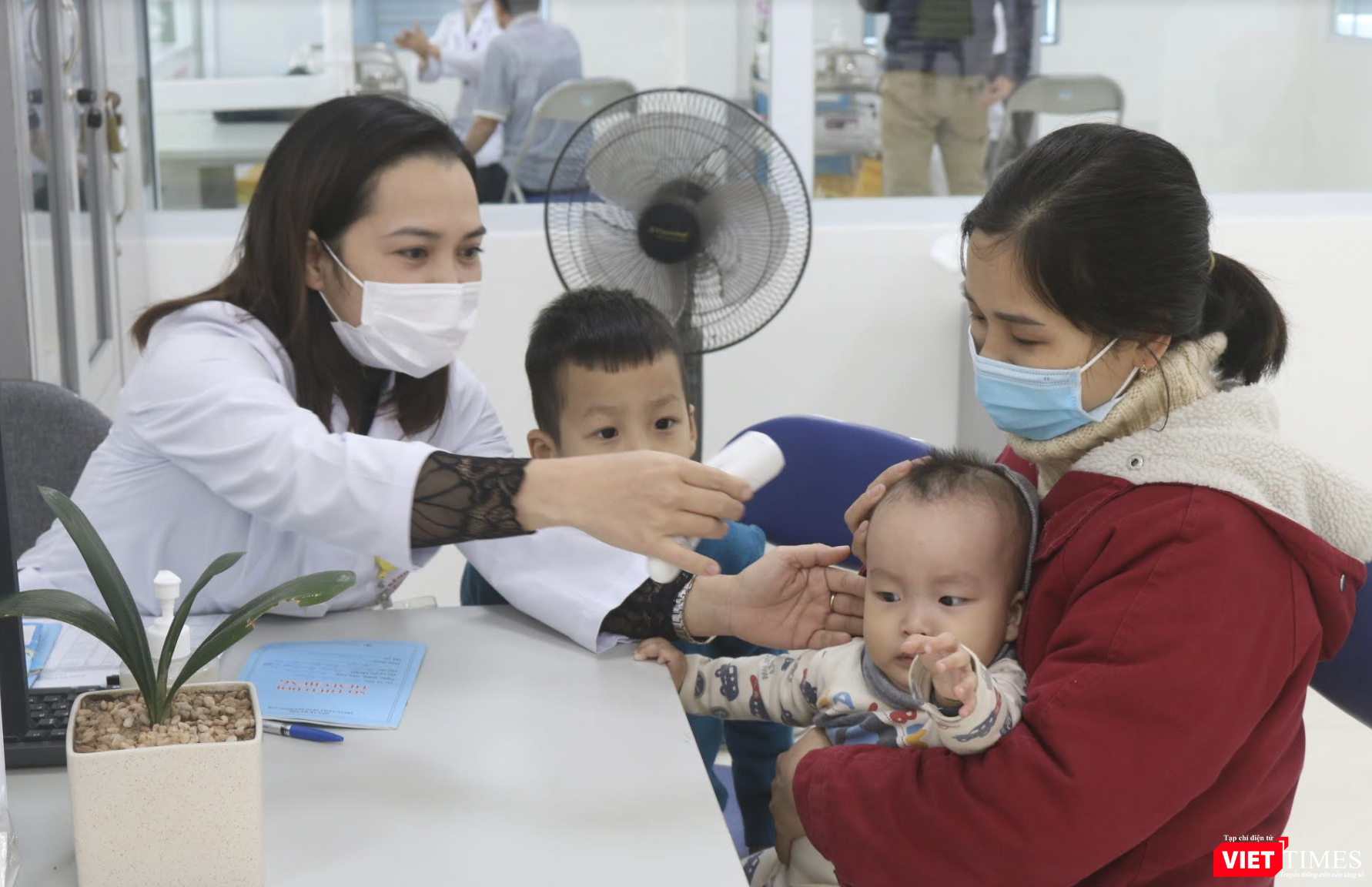 Nhân viên y tế kiểm tra nhiệt độ cho trẻ (Ảnh - Minh Thuý) Nhân viên y tế kiểm tra nhiệt độ cho trẻ (Ảnh - Minh Thuý)