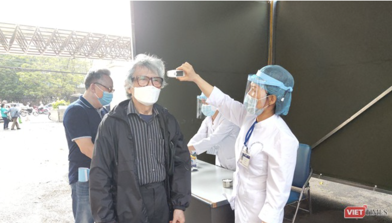 Nhân viên y tế ở Bệnh viện Hữu Nghị kiểm tra nhiệt độ cho người dân trước khi vào bệnh viện (Ảnh - Minh Thuý) Nhân viên y tế ở Bệnh viện Hữu Nghị kiểm tra nhiệt độ cho người dân trước khi vào bệnh viện (Ảnh - Minh Thuý)