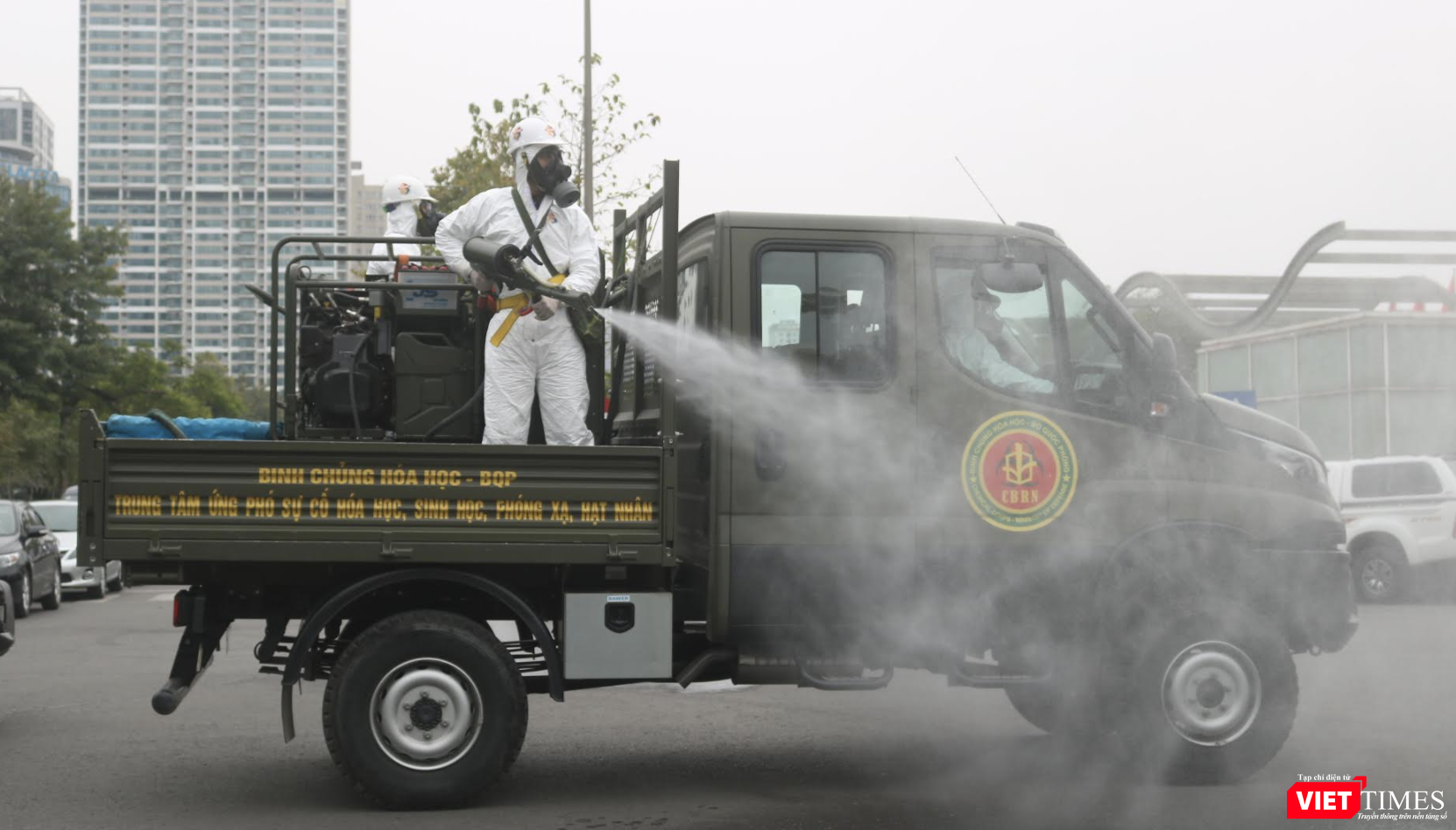Phun khử khuẩn phòng dịch (Ảnh - Minh Thuý)
