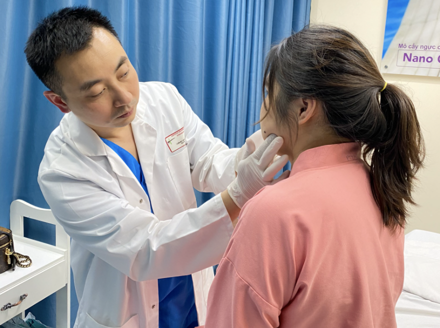 BS. Minh khám cho 1 bệnh nhân ở bệnh viện (Ảnh - BS. Nguyễn Đình Minh)