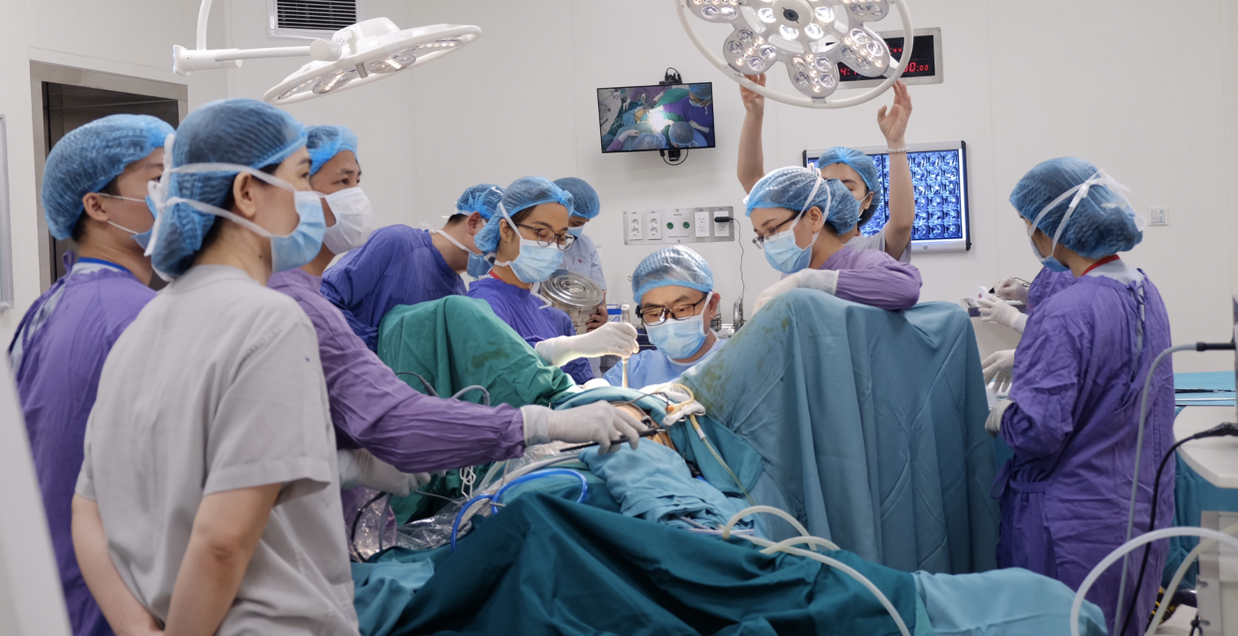 BS. Minh cùng ê kíp phẫu thuật cho bệnh nhân L. (Ảnh - BS. Nguyễn Đình Minh)