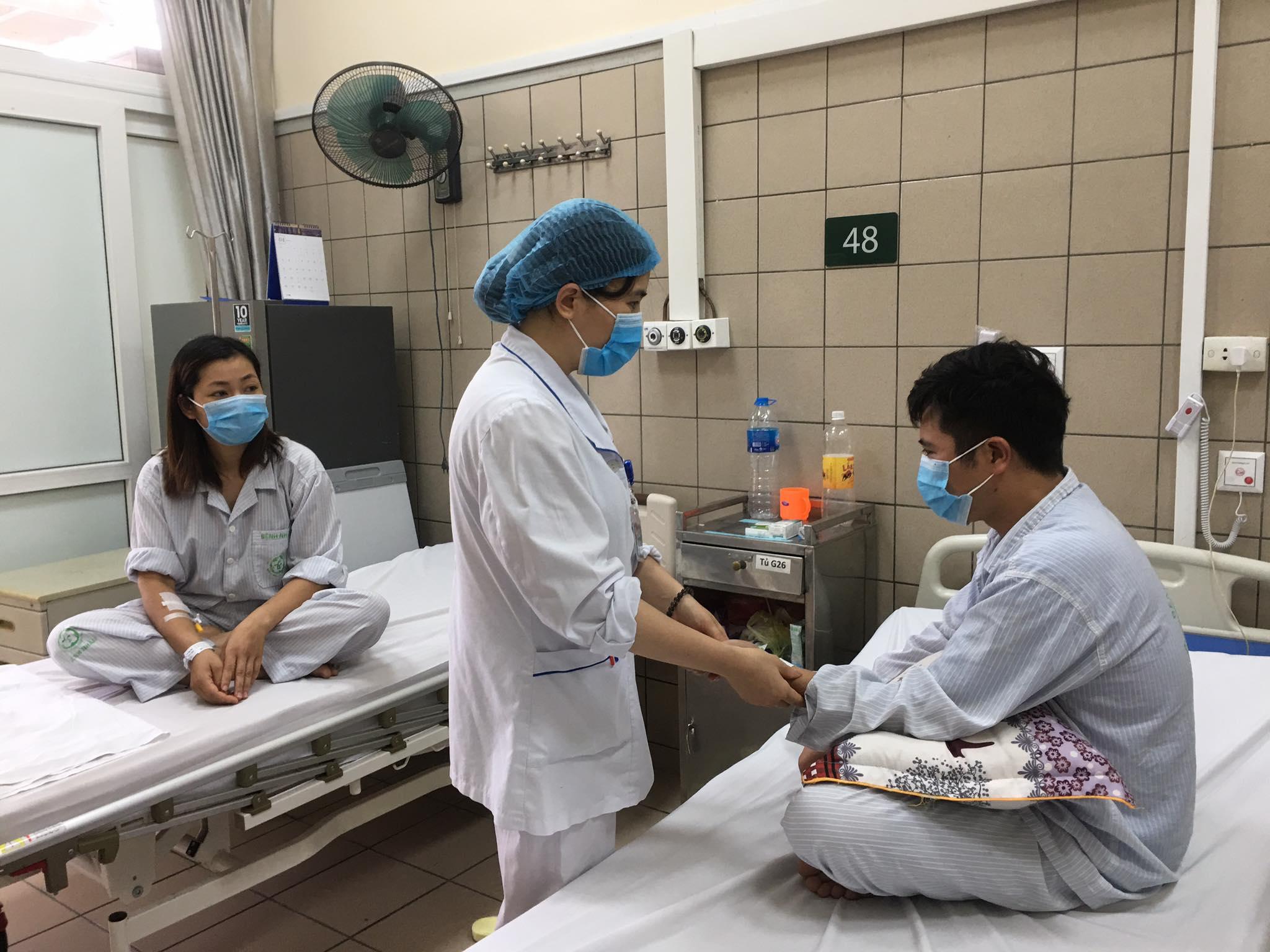 Hai vợ chồng anh K được chuyển đến Trung tâm chống độc trong tình trạng đau đầu, chóng mặt, buồn nôn sau khi sử dụng tinh dầu đuổi muỗi trong nhiều ngày (Ảnh - BVCC)