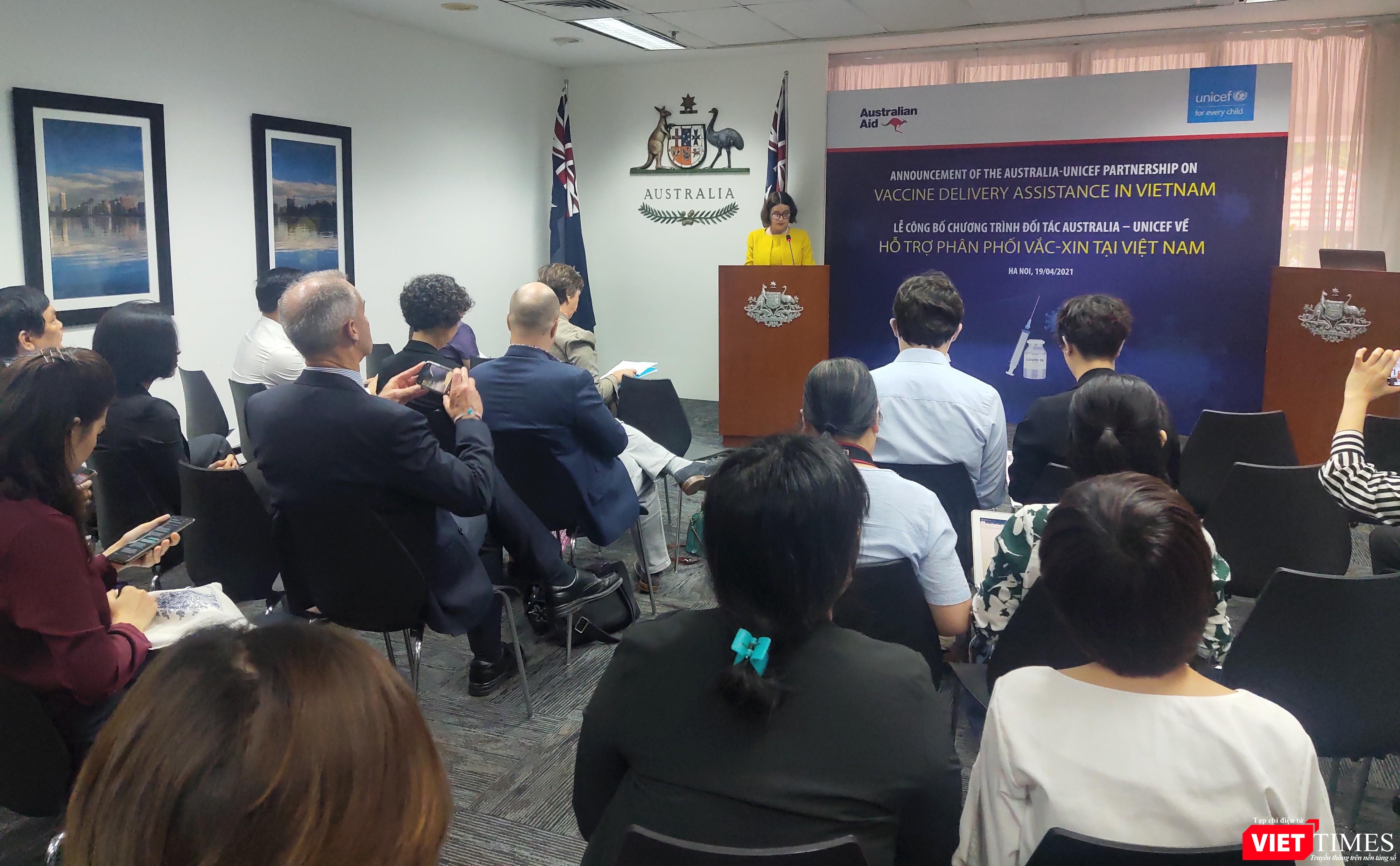 Toàn cảnh buổi lễ công bố chương trình đối tác Australia - UNICEF về hỗ trợ phân phối vaccine tại Việt Nam (Ảnh - Minh Thuý)
