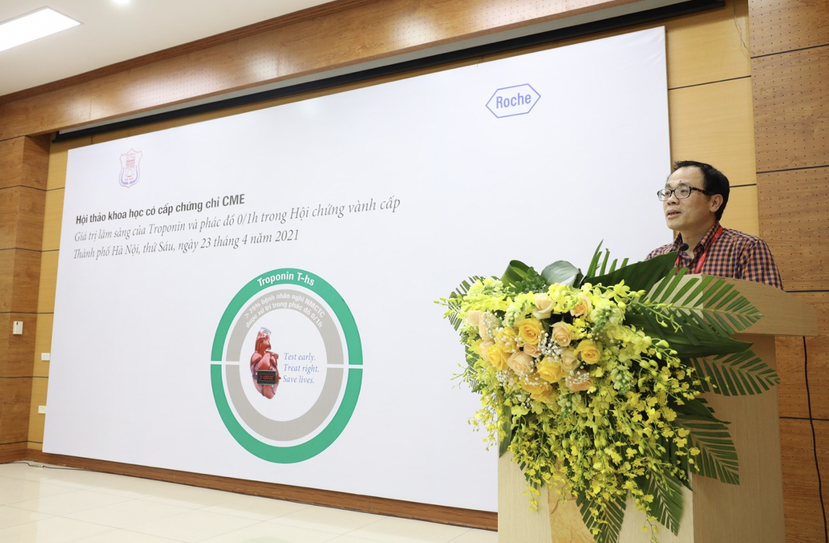 GS.TS.BS. Tạ Thành Văn - Chủ tịch Hội đồng Trường Đại học Y Hà Nội - chủ trì hội thảo