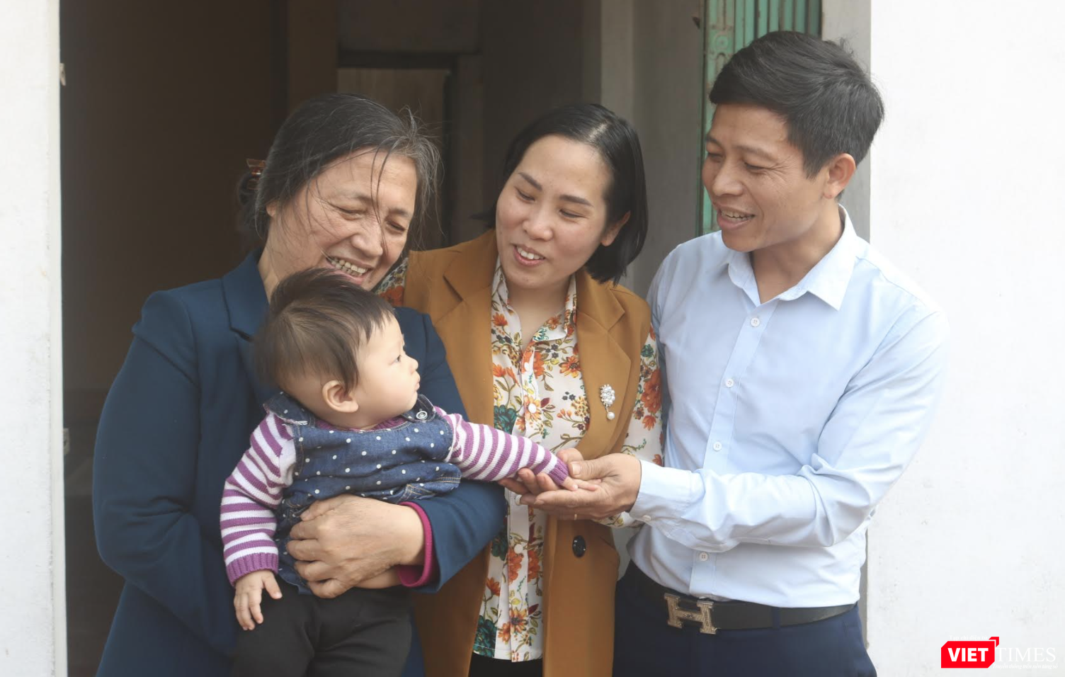 Cả gia đình anh Đức, chị Hưng hạnh phúc bên em bé khoẻ mạnh (Ảnh - Minh Thuý)