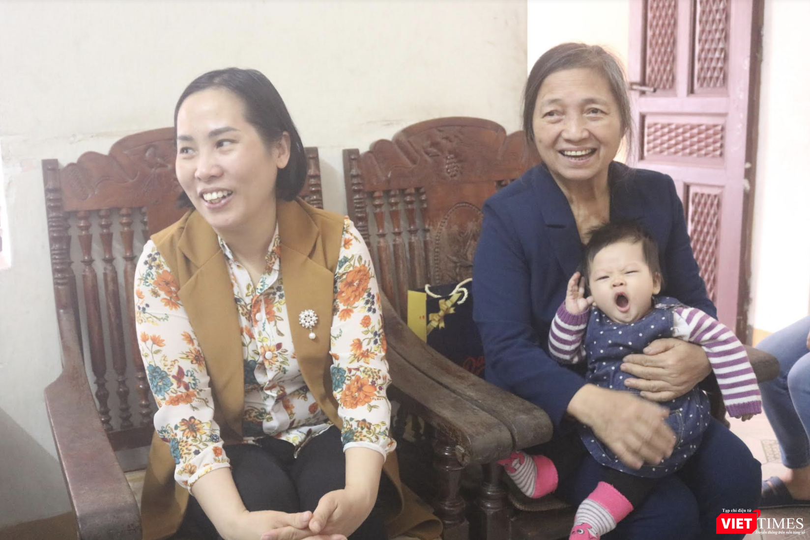 Mẹ chồng chị Hưng (bên phải) hạnh phúc khi bế cháu nội trên tay (Ảnh - Minh Thuý)