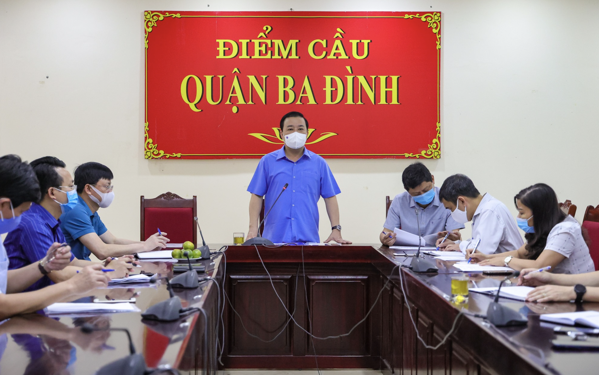 Phó Chủ tịch UBND TP. Hà Nội chủ trì cuộc họp trực tuyến từ điểm cầu ở quận Ba Đình (Ảnh - Trung Nguyên) Phó Chủ tịch UBND TP. Hà Nội chủ trì cuộc họp trực tuyến từ điểm cầu ở quận Ba Đình (Ảnh - Trung Nguyên)