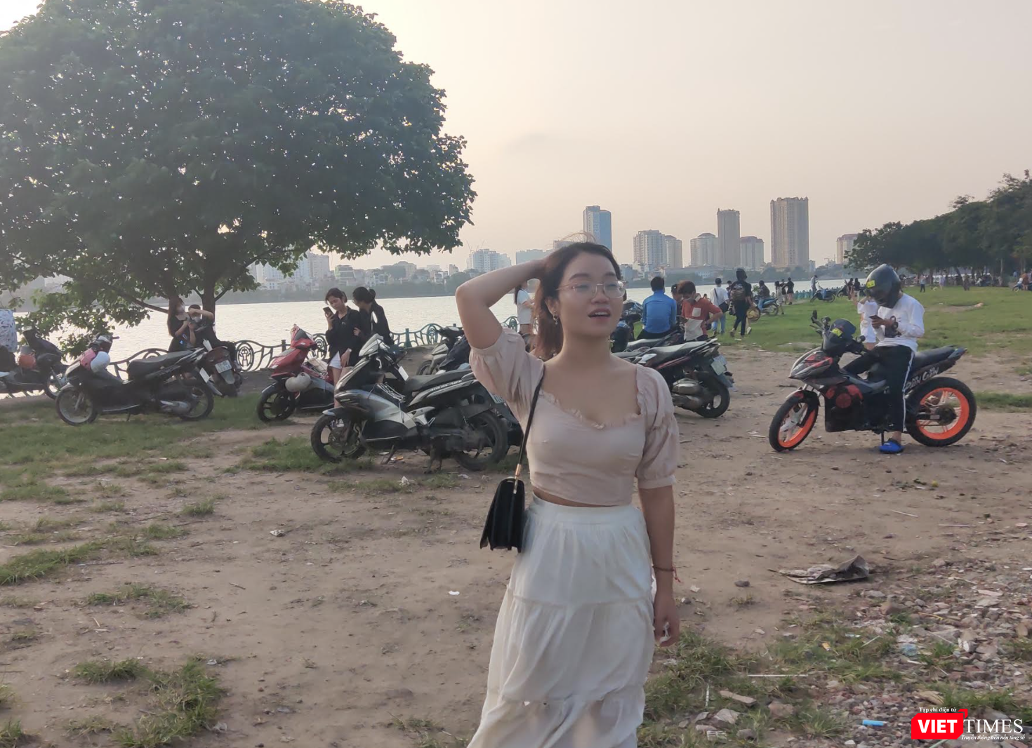 Một bạn trẻ không đeo khẩu trang chớp thời cơ chụp ảnh lúc hoàng hôn (Ảnh - Minh Thuý) Một bạn trẻ không đeo khẩu trang chớp thời cơ chụp ảnh lúc hoàng hôn (Ảnh - Minh Thuý)