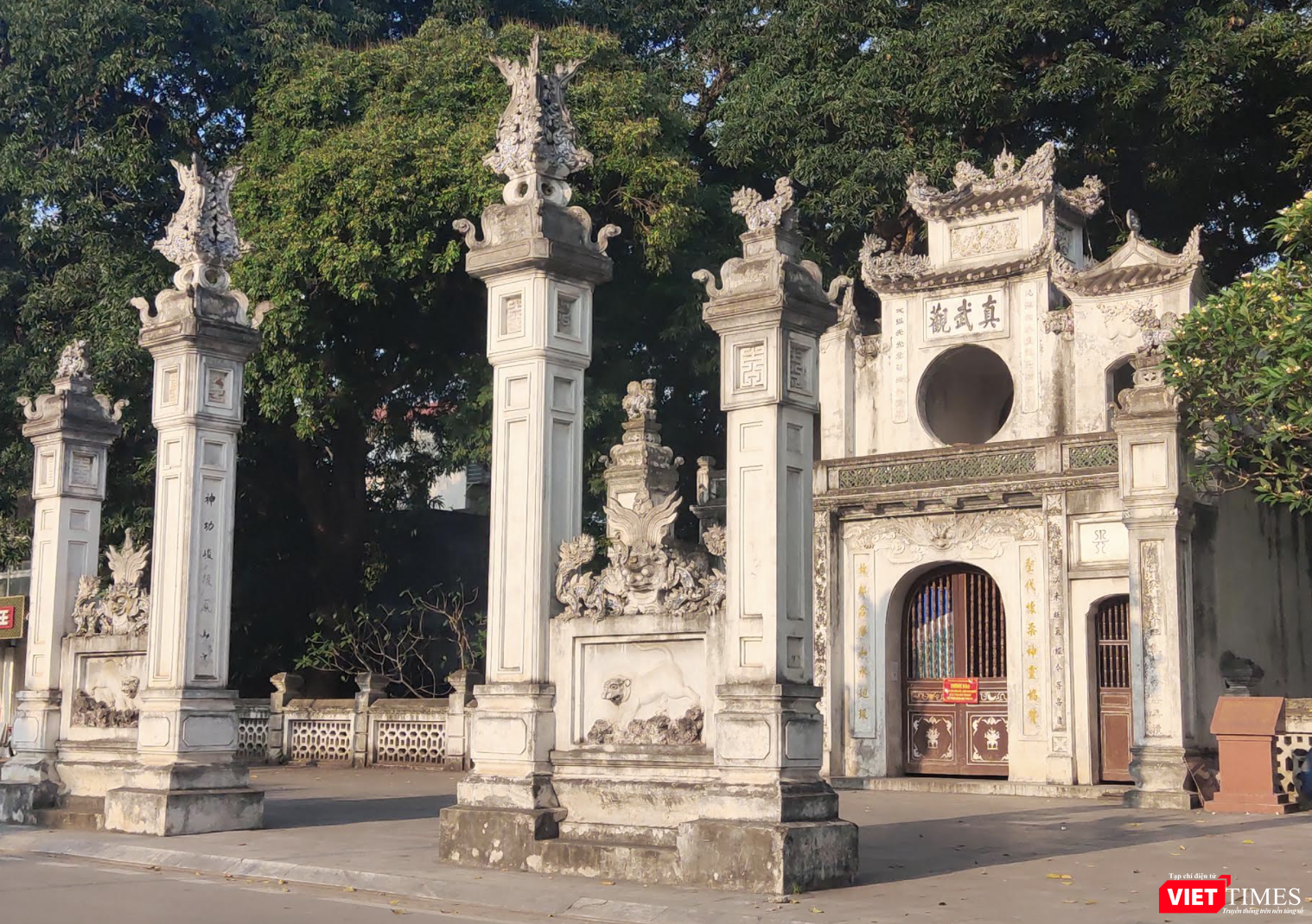 Đền Quán Thánh vắng bóng người (Ảnh - Minh Thuý) Đền Quán Thánh vắng bóng người (Ảnh - Minh Thuý)