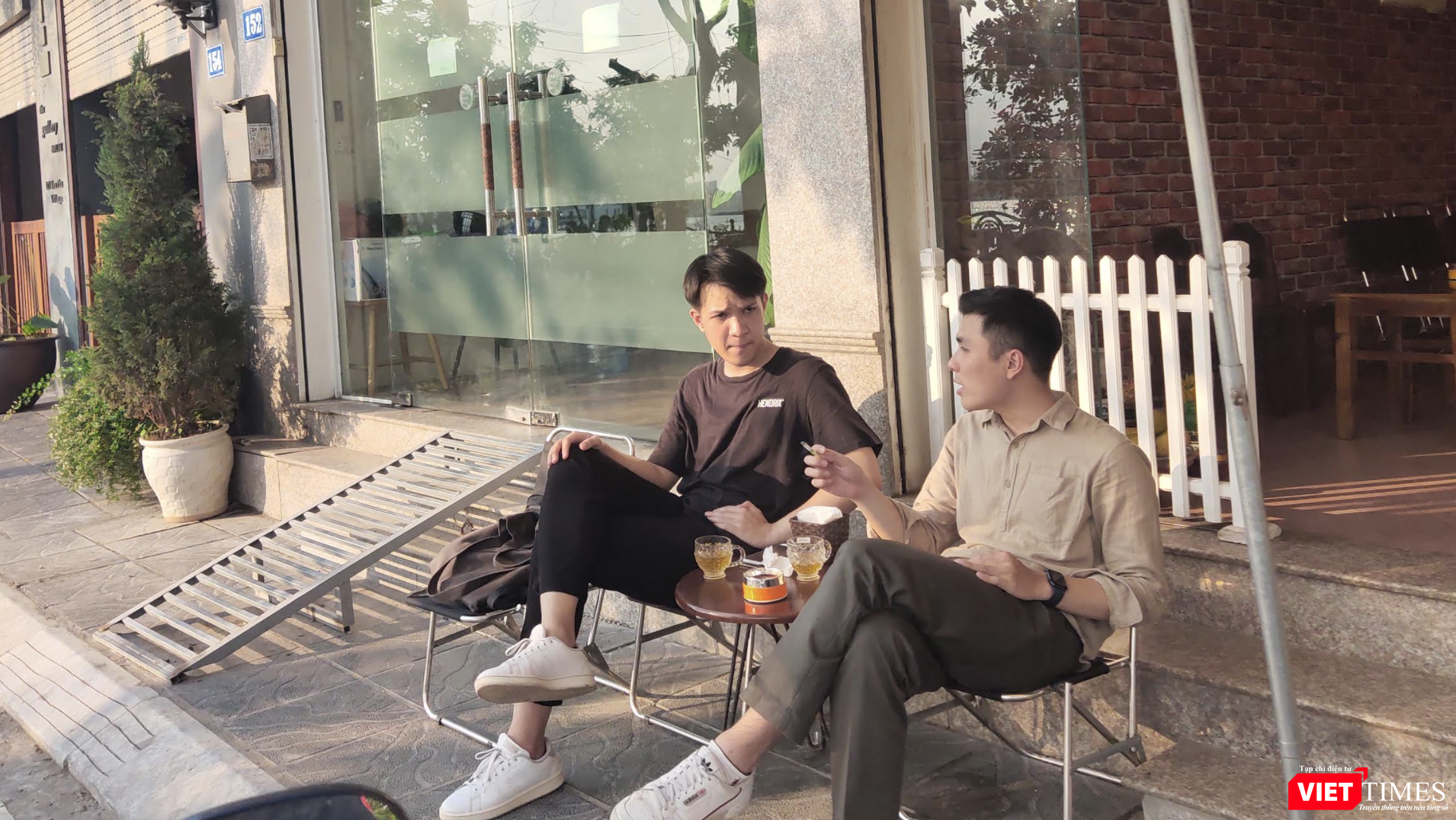 Thoải mái uống cà phê, hút thuốc ở vỉa hè (Ảnh - Minh Thuý) Thoải mái uống cà phê, hút thuốc ở vỉa hè (Ảnh - Minh Thuý)