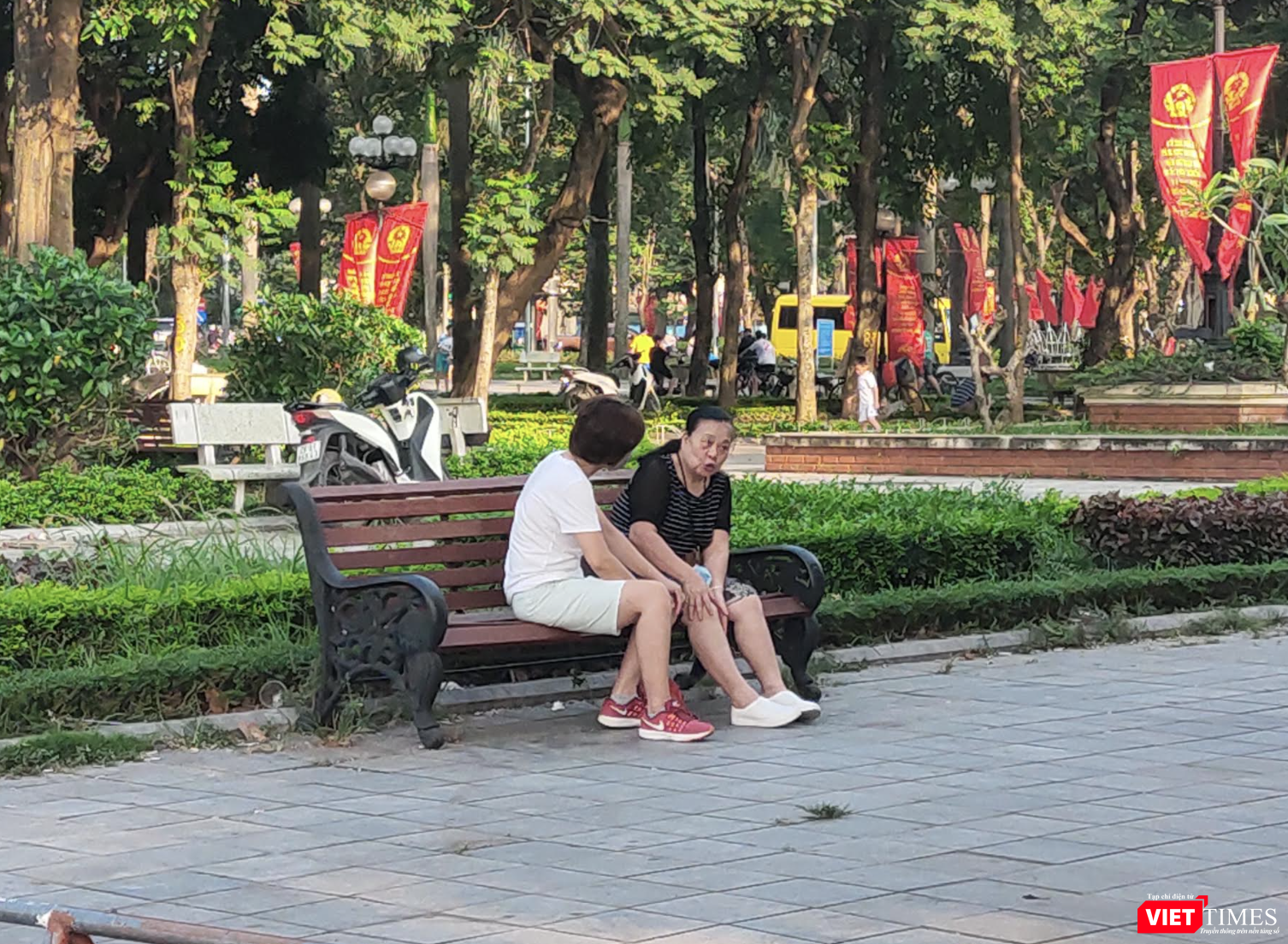 Người dân "quên" khẩu trang khi ở công viên (Ảnh - Minh Thuý) Người dân "quên" khẩu trang khi ở công viên (Ảnh - Minh Thuý)