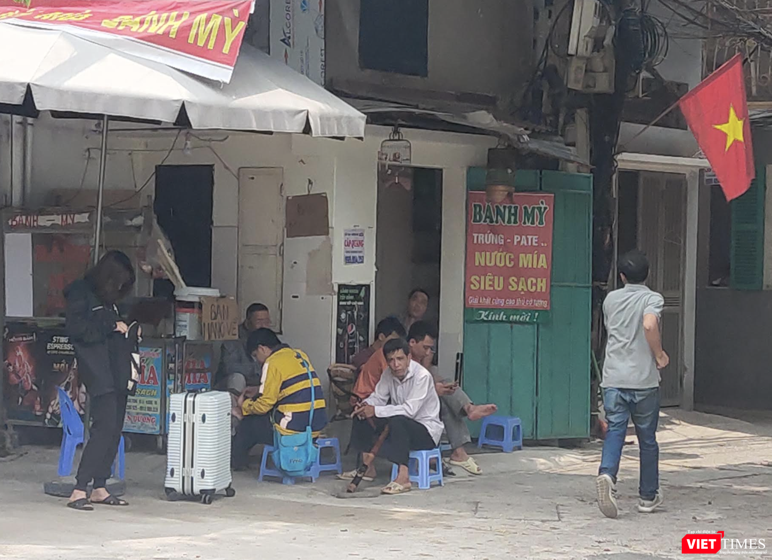 Trà đá vỉa hè hoạt động bình thường (Ảnh - Minh Thuý) Trà đá vỉa hè hoạt động bình thường (Ảnh - Minh Thuý)