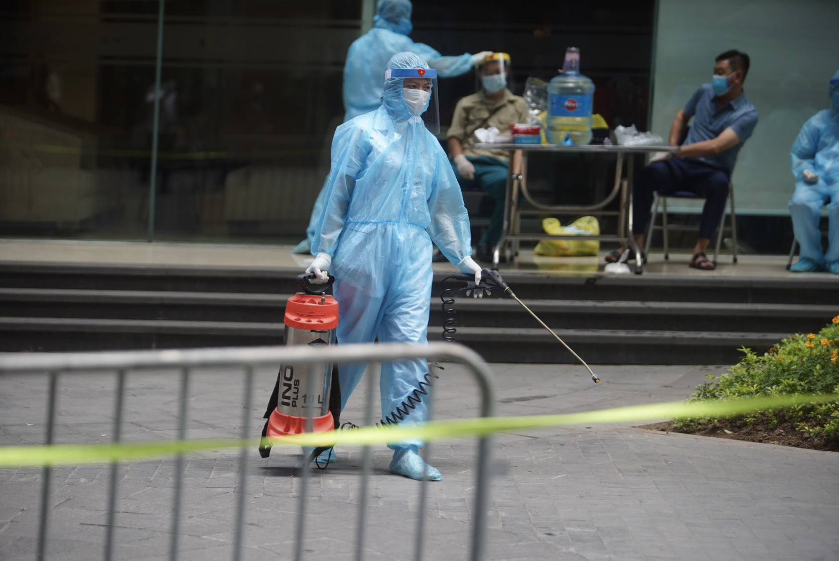 Nhân viên y tế phun khử khuẩn (Ảnh - Minh Nhân)