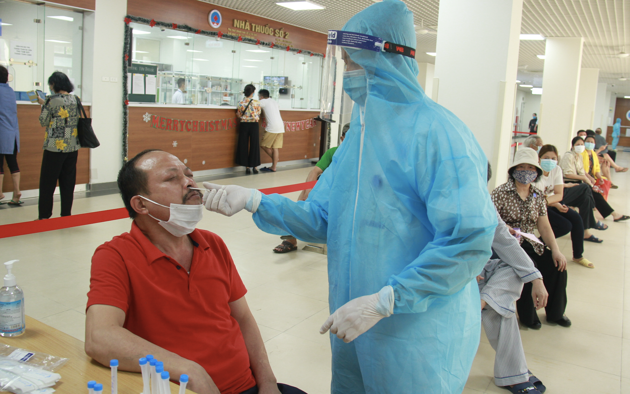 Bệnh viện Hữu Nghị lấy mẫu xét nghiệm COVID-19 cho toàn bộ nhân viên y tế, bệnh nhân và người nhà bệnh nhân (Ảnh - BVCC) Bệnh viện Hữu Nghị lấy mẫu xét nghiệm COVID-19 cho toàn bộ nhân viên y tế, bệnh nhân và người nhà bệnh nhân (Ảnh - BVCC)