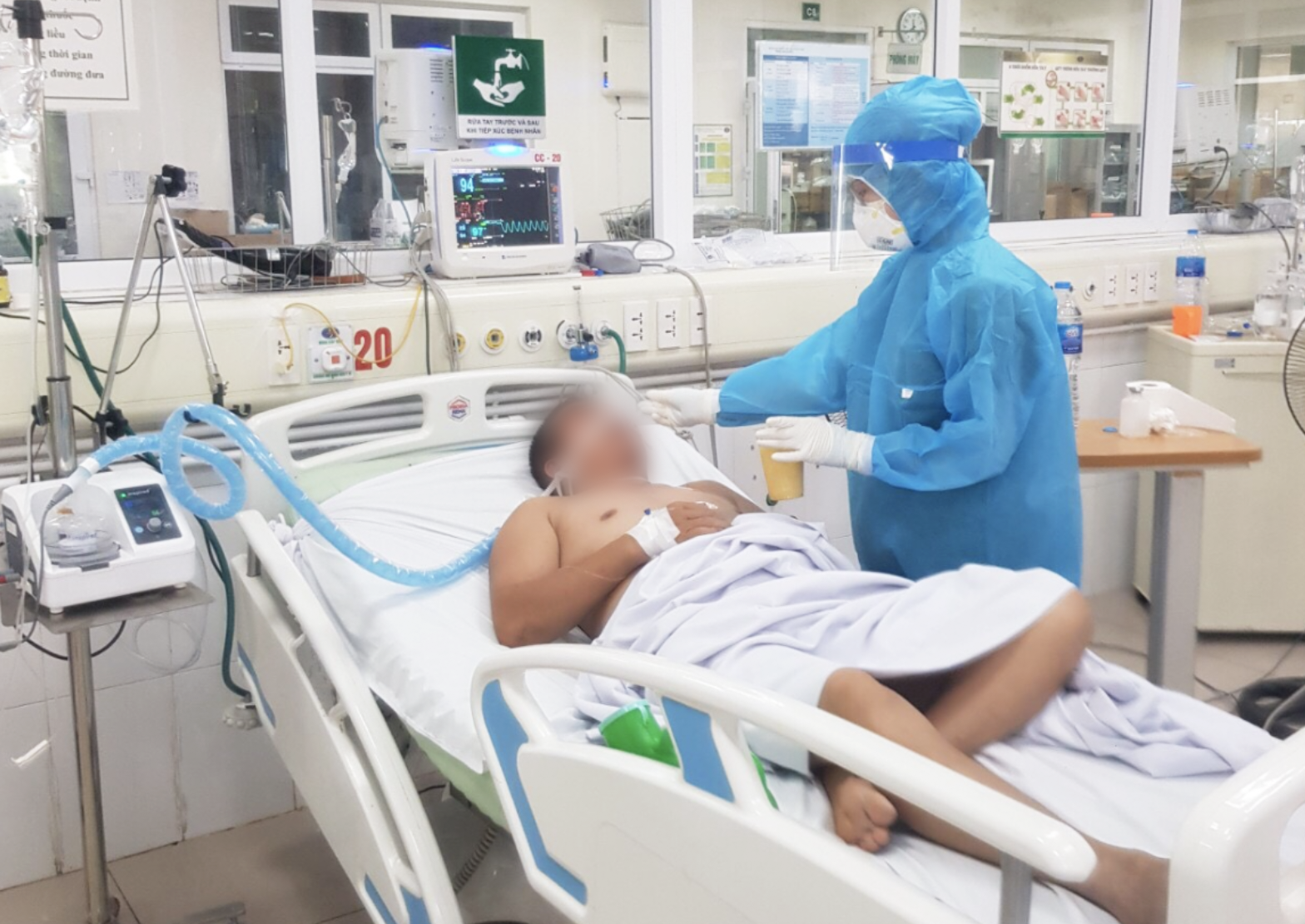 Bác sĩ chăm sóc cho bệnh nhân mắc COVID-19 nặng (Ảnh - Đặng Thanh)