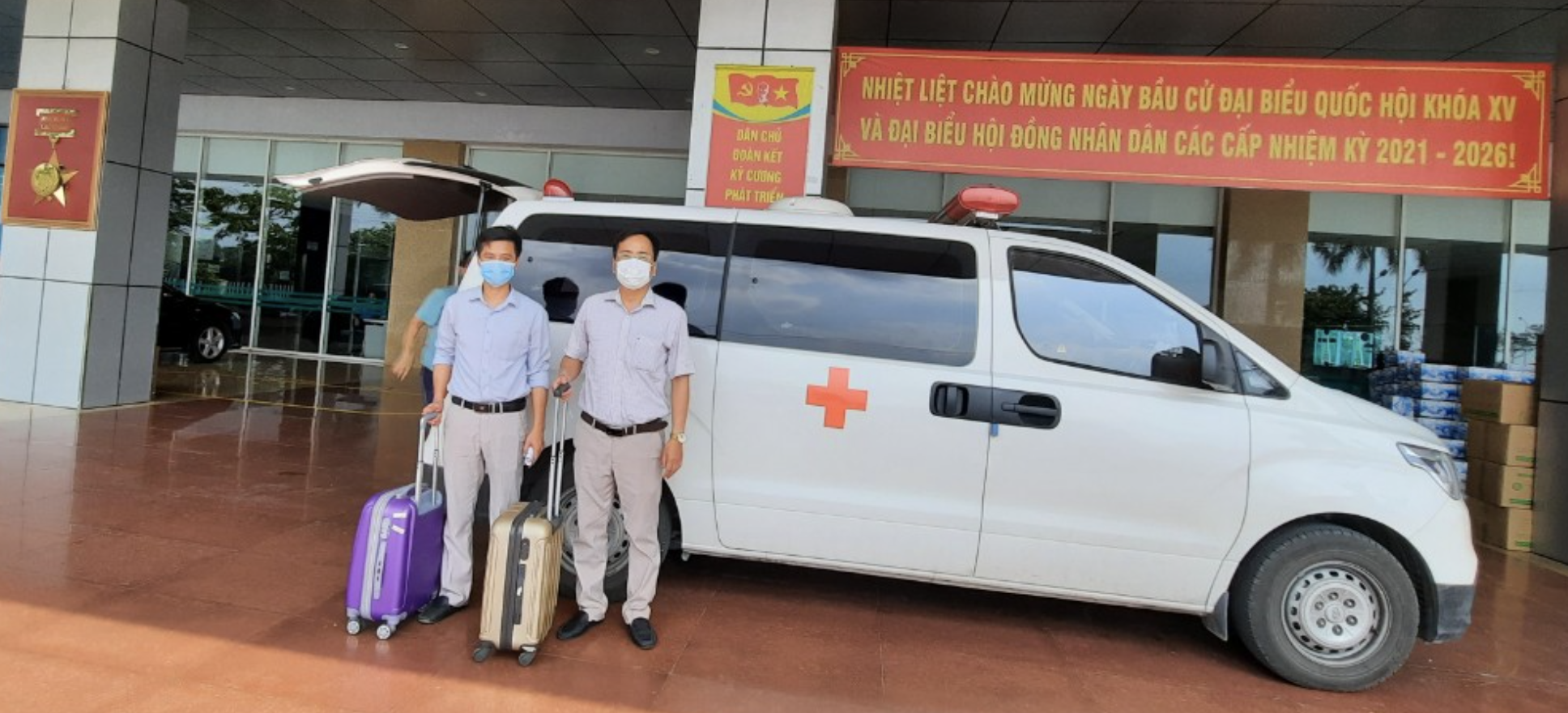 Bệnh viện Bệnh Nhiệt đới Trung ương cơ sở 2 cử các bác sĩ trực tiếp đến Bắc Ninh hỗ trợ chuyên môn, điều trị bệnh nhân COVID-19 (Ảnh - Đặng Thanh)