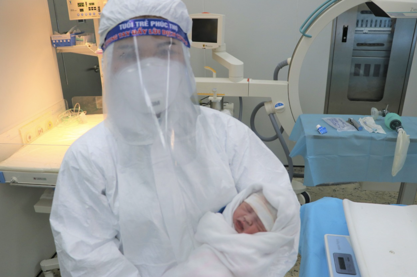 Em bé chào đời khoẻ mạnh trong vòng tay của các bác sĩ (Ảnh - BVCC)