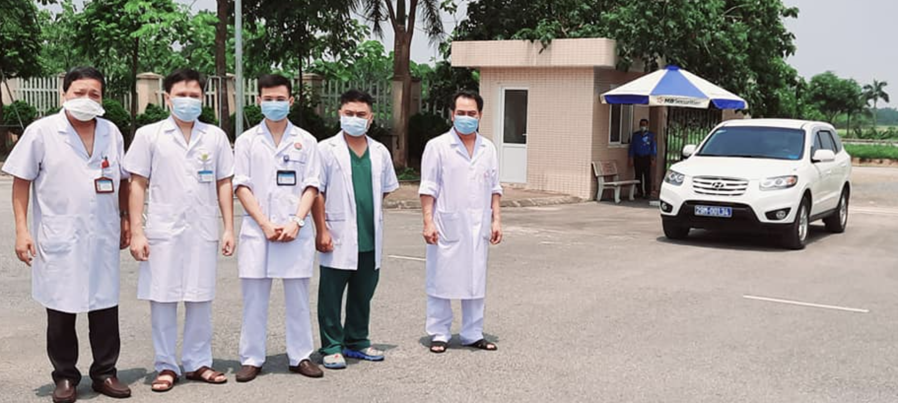 Bác sĩ, điều dưỡng của Bệnh viện Phổi Trung ương "tiếp lửa" cho Khoa Hồi sức tích cực, Bệnh viện Bệnh Nhiệt đới Trung ương (Ảnh - Đặng Thanh)