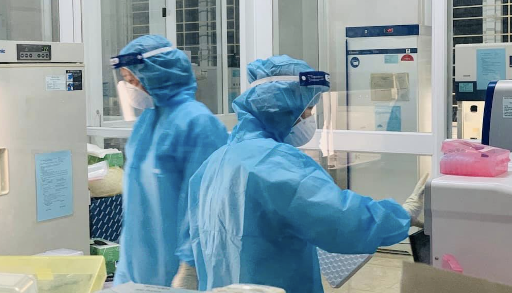 Nhân viên y tế làm việc trong phòng xét nghiệm COVID-19 (Ảnh - BYT) Nhân viên y tế làm việc trong phòng xét nghiệm COVID-19 (Ảnh - BYT)
