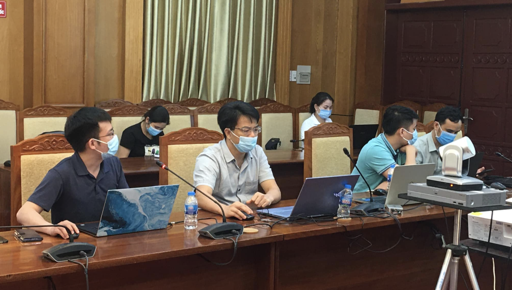 Các chuyên gia ở Viện Vệ sinh dịch tễ Trung ương hướng dẫn các đơn vị ở Bắc Giang số hoá toàn bộ dữ liệu về mẫu xét nghiệm COVID-19 (Ảnh - Hoàng Dương)