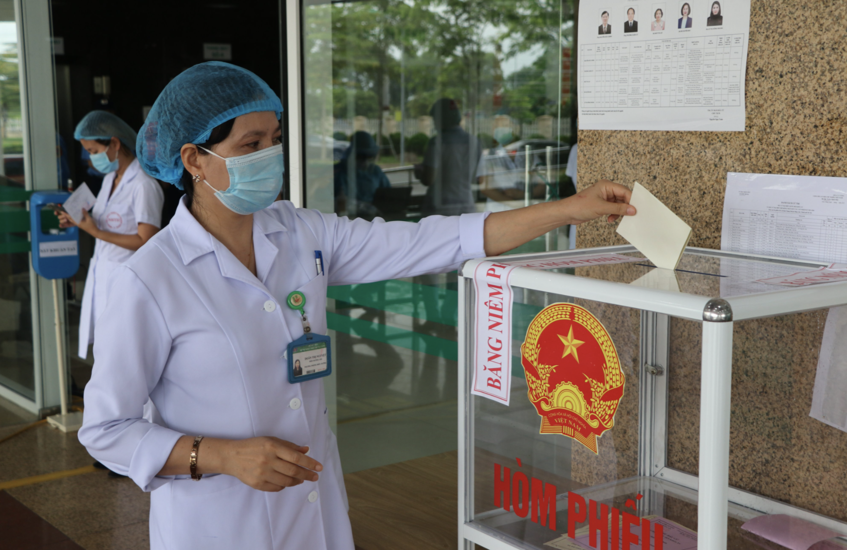 Nhân viên y tế bầu cử trực tiếp ở khu vực hành chính của Bệnh viện (Ảnh - Đặng Thanh)