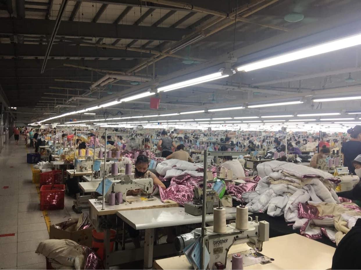 Xưởng may có hàng nghìn công nhân đang làm việc (Ảnh - Hoàng Dương) Xưởng may có hàng nghìn công nhân đang làm việc (Ảnh - Hoàng Dương)