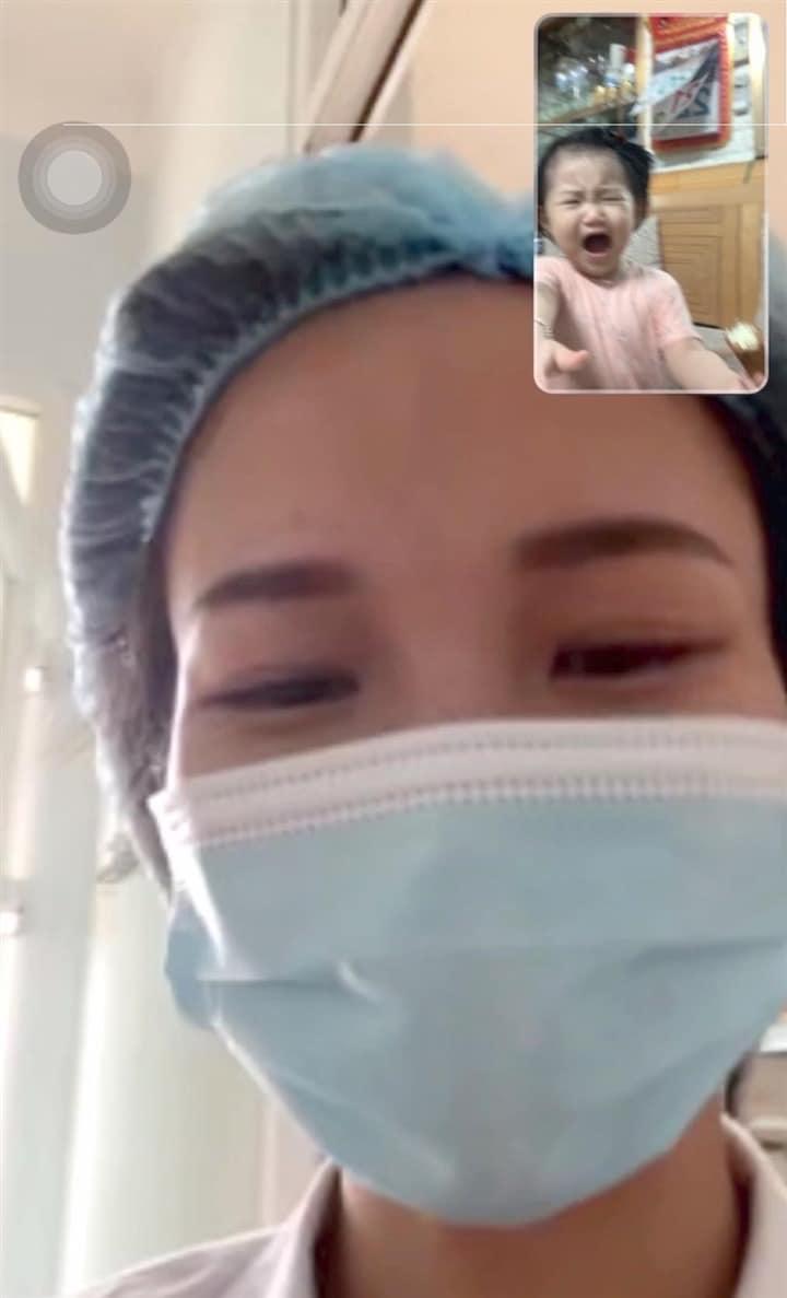 Con gái chị Hạnh oà khóc khi nhìn thấy mẹ (Ảnh - Cao Tuân)