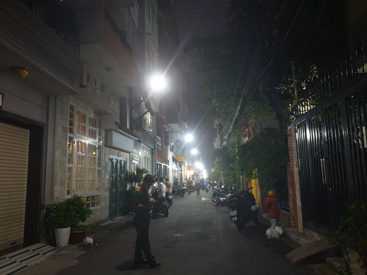 Đêm 6/5, Trung tâm Kiểm soát bệnh tật TP.HCM lấy mẫu khẩn toàn bộ người sống chung với ca tái dương tính. Ảnh: HCDC