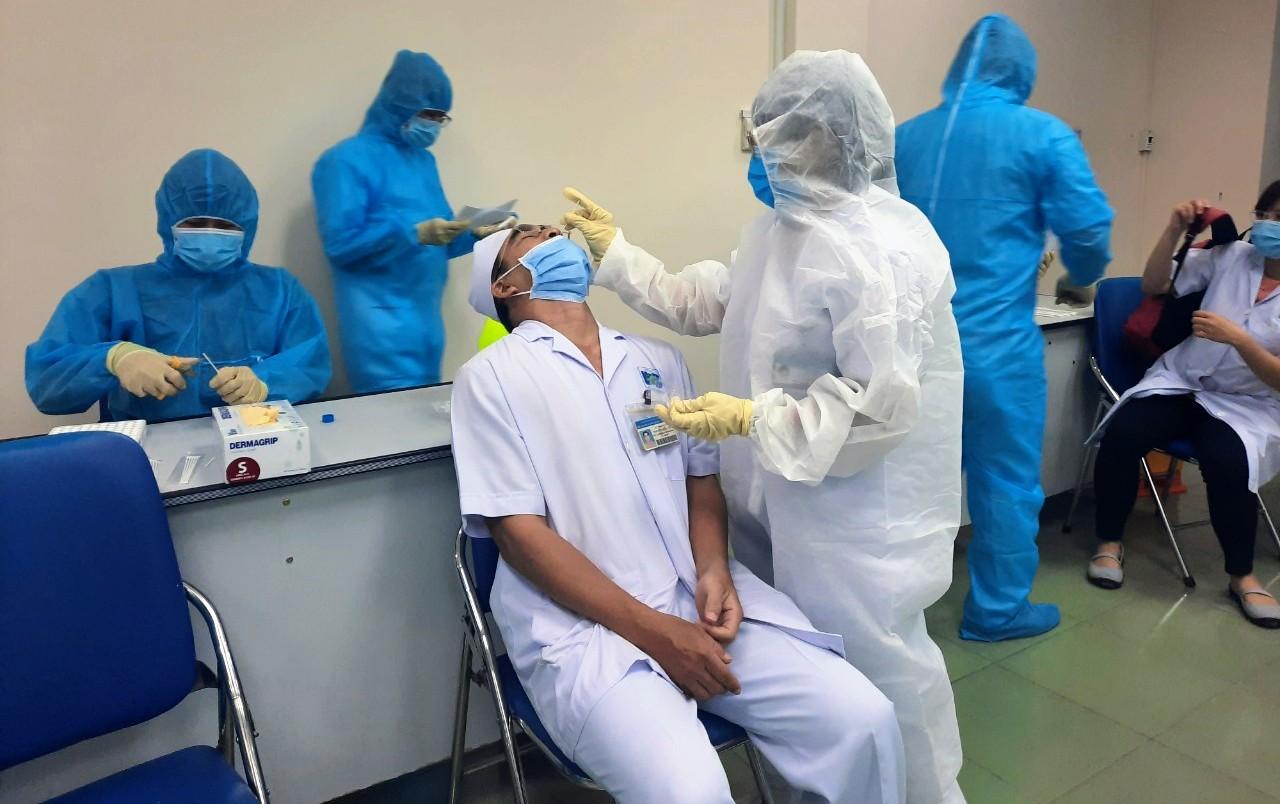 Nhân viên y tế tại BV Ung Bướu được lấy mẫu xét nghiệm tầm soát COVID-19. Ảnh: TS.BS Diệp Bảo Tuấn