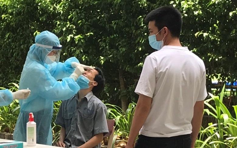Lấy mẫu xét nghiệm mở rộng tại chung cư SunView Town. Ảnh: Trung tâm Y tế Thủ Đức) Lấy mẫu xét nghiệm mở rộng tại chung cư SunView Town. Ảnh: Trung tâm Y tế Thủ Đức)