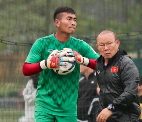 Y Êli Niê cùng Huấn luyện viên Park Hang – seo (Ảnh: Tổng hợp)