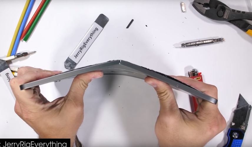 Một chiếc iPad Pro 2020 bị bẻ cong một cách dễ dàng (Ảnh: YouTube)