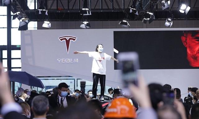 Khách hàng của Tesla biểu tình tại triển lãm ô tô ở Thượng Hải. Khách hàng của Tesla biểu tình tại triển lãm ô tô ở Thượng Hải.