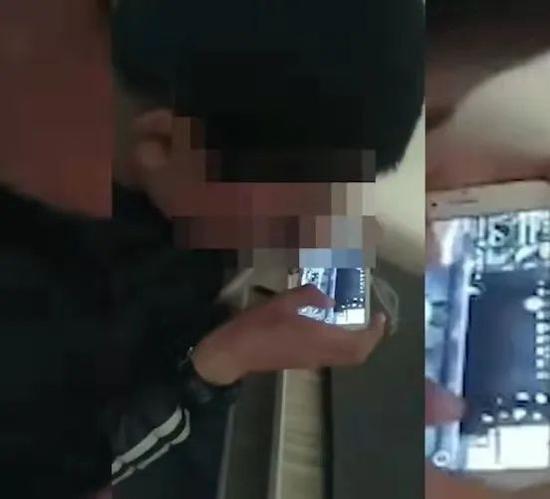 Hình ảnh đứa trẻ thứ hai của ông Xu chơi game trên điện thoại di động. Ảnh: Sina