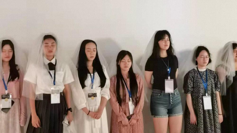 Một nhóm phụ nữ tham gia "nghi lễ tự kết hôn" trong triển lãm "Anti Body-Shaming".