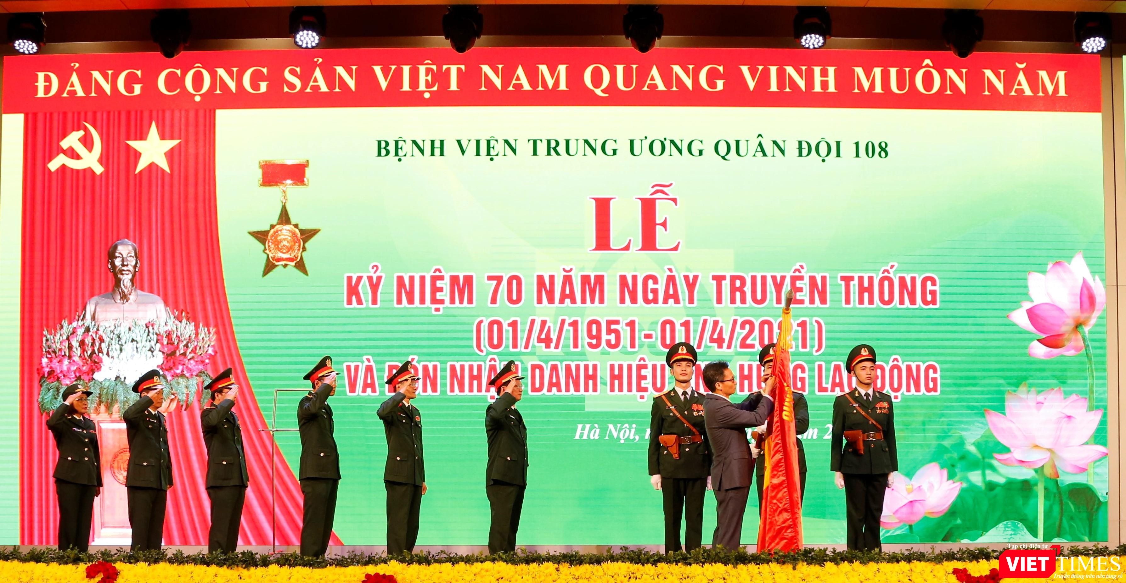 Phó Thủ tướng Chính phủ Vũ Đức Đam gắn danh hiệu Anh hùng Lao động lên lá cờ truyền thống của Bệnh viện Trung ương Quân đội 108 Phó Thủ tướng Chính phủ Vũ Đức Đam gắn danh hiệu Anh hùng Lao động lên lá cờ truyền thống của Bệnh viện Trung ương Quân đội 108