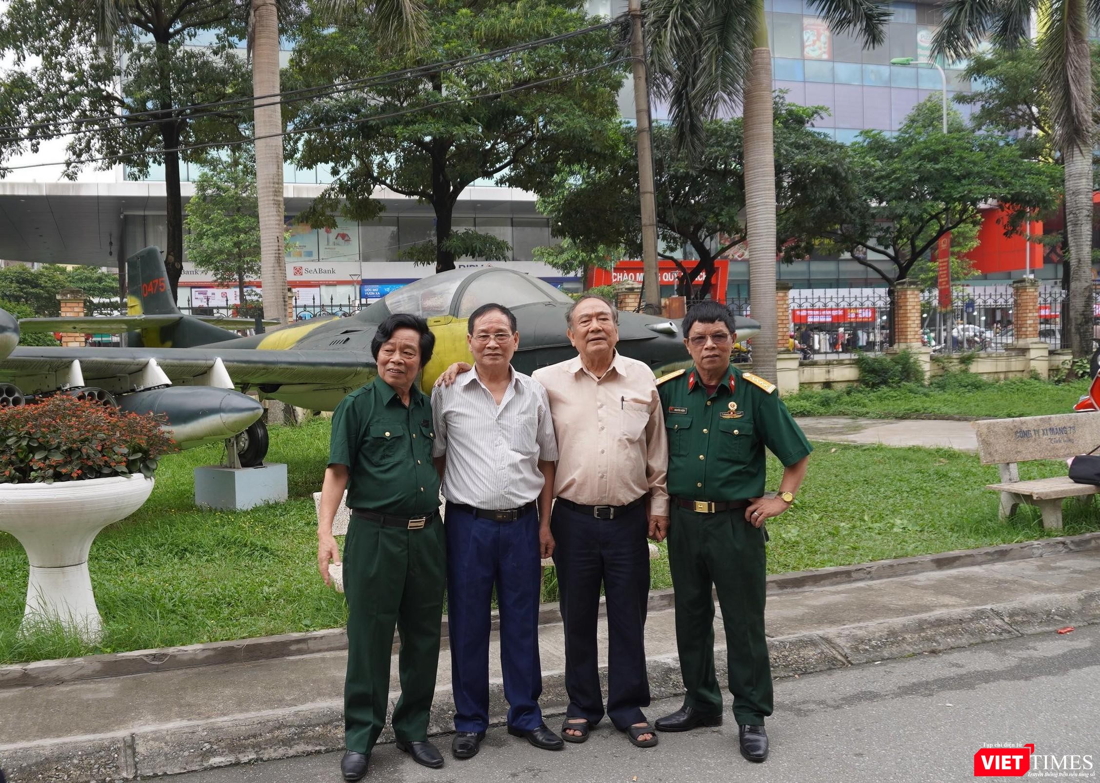 Trái qua: đại tá Nguyễn Kiệm (D631), đại tá phi đội Quyết Thắng Hán Văn Quảng; đại tá phi đội trưởng Nguyễn Văn Lục và tác giả là cựu binh D631