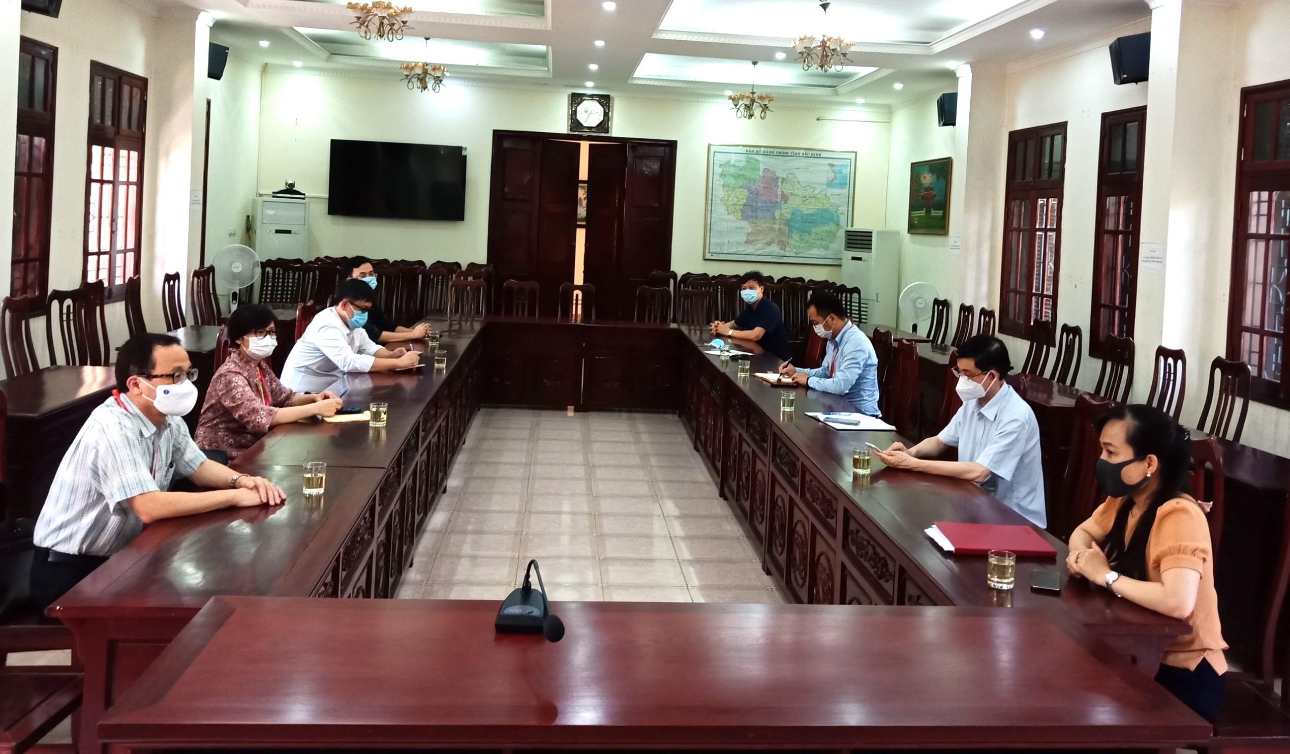 GS.TS.BS Tạ Thành Văn và đoàn công tác của Trường Đại học Y Hà Nội làm việc với Giám đốc Sở Y tế Bắc Ninh (Ảnh - Phạm Thành Nguyên)