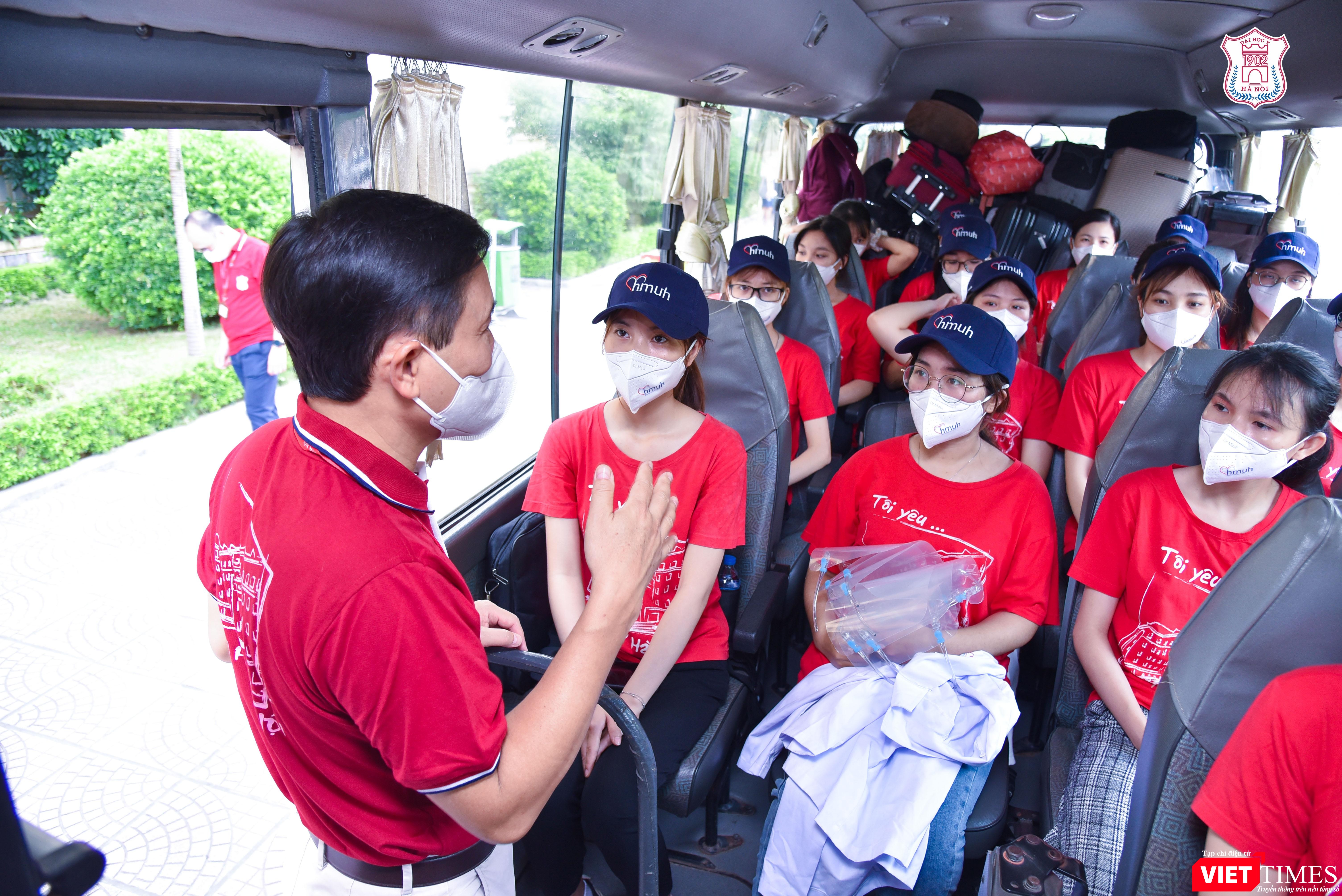 Các cán bộ, sinh viên lên đường trong sự tiễn đưa nồng hậu của các thầy cô, lãnh đạo nhà trường Các cán bộ, sinh viên lên đường trong sự tiễn đưa nồng hậu của các thầy cô, lãnh đạo nhà trường