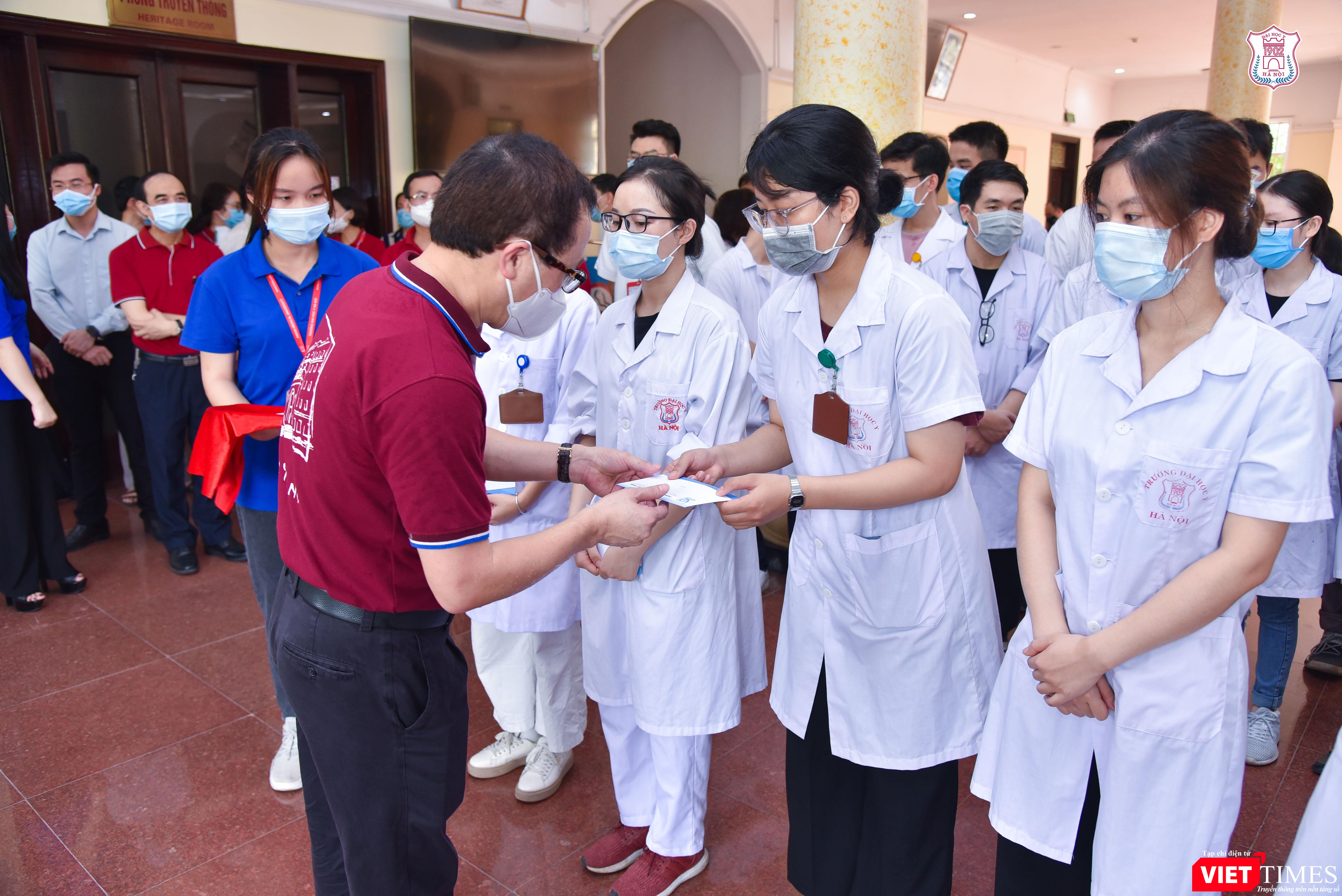 GS.TS. Tạ Thành Văn – Chủ tịch Hội đồng Trường Đại học Y Hà Nội - tặng quà cho các sinh viên lên đường làm nhiệm vụ GS.TS. Tạ Thành Văn – Chủ tịch Hội đồng Trường Đại học Y Hà Nội - tặng quà cho các sinh viên lên đường làm nhiệm vụ